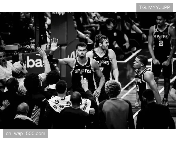 马刺团队配合击败独行侠 传统传导球体系依然有效